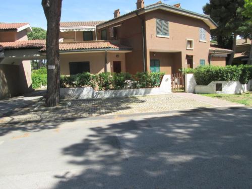奥尔贝泰洛Giannella Appartamenti的车道前有树的房子