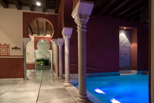科尔多瓦阿拉伯酒店内部或周边的泳池