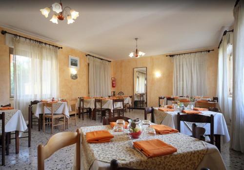 科利科HOTEL RISTORANTE ROMA的一间在房间内配有桌椅的餐厅