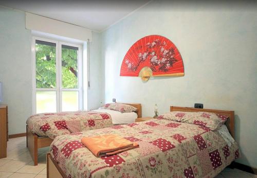 科利科HOTEL RISTORANTE ROMA的一间卧室设有两张床和窗户。