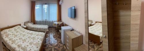 RazgradApart Hotel Central Razgrad的小房间设有床和镜子