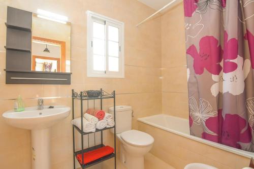 托罗克斯科斯塔Villa privada con increíbles vistas al mar的浴室设有盥洗盆、卫生间和淋浴帘。