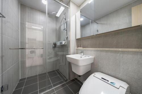 束草市The Mark Sokcho Residence hotel的浴室配有卫生间、淋浴和盥洗盆。