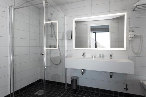 Fosnavåg佛斯纳沃格雷神酒店的白色的浴室设有水槽和镜子
