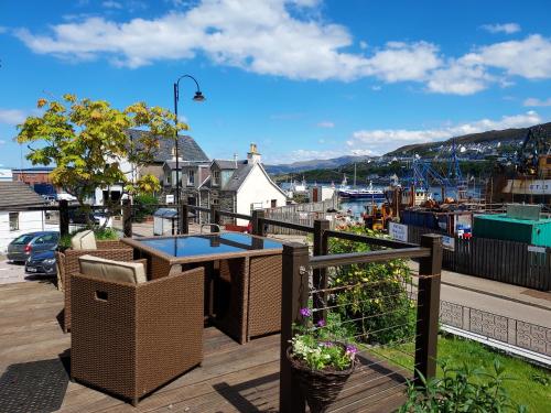 马莱格Seaview Guesthouse的阳台配有桌子,享有海港景色