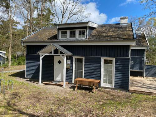 巴贝Strandhaus Ostseewelle mit Terrasse的前面有长凳的蓝色房子