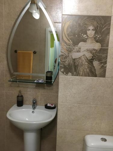 普列文Sasso-апартамент 4, Sasso-студио 5的一间带水槽的浴室和一张女人的照片