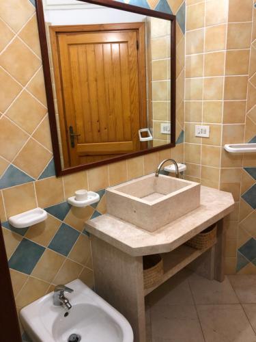 罗萨岛CASA LA TANCA的一间带水槽和镜子的浴室