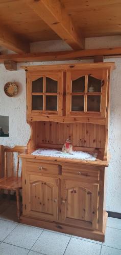 韦尔米廖Baita di montagna Stavel的一间厨房,内设木制台面