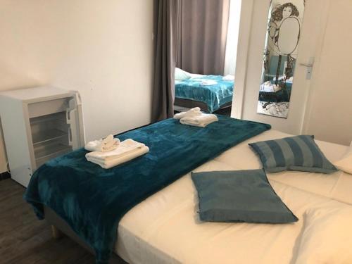 圣马迪拉莫小城堡酒店的一间卧室配有带毛巾的床