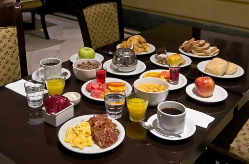 门多萨门多萨亚美利安酒店的一张桌子,上面放着早餐盘