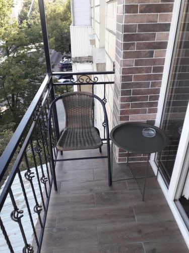 巴蒂Stefan 16-50的阳台配有桌子和椅子。