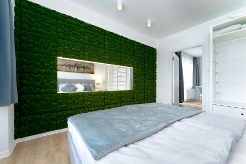 俄斯特拉发Apartmán Ostrava的卧室内的绿色墙面,配有床