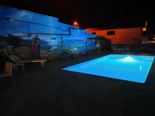 圣安蒂奥科伊科罗利酒店的游泳池在晚上点亮