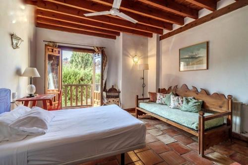 格拉纳达Casa del Aljibe的一间卧室配有一张床和一张沙发