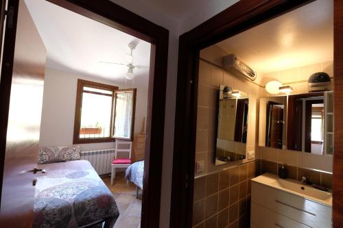 阿尔克萨尔El Rincón de Doina的一间卧室配有床、水槽和镜子
