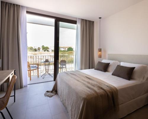 萨阿拉德洛斯阿图内斯Hotel Porfirio Picota - Adults Recommended的酒店客房设有一张床和一个阳台。