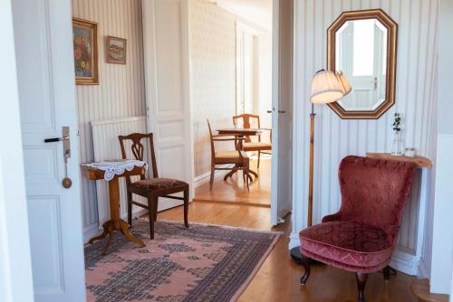 莫勒松德帕拉斯佳尔顿酒店的客厅配有椅子和镜子