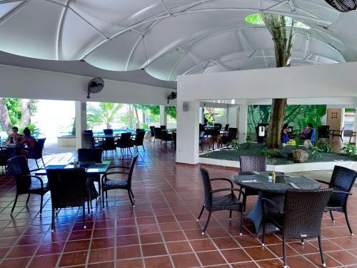 Hermosa suite de playa, con vista al golf en Coronado餐厅或其他用餐的地方