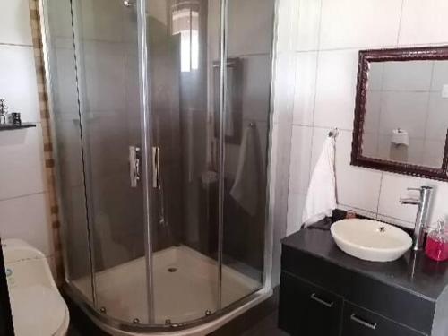 基多FAKALI Homestay的带淋浴、卫生间和盥洗盆的浴室