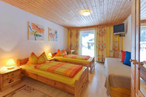 WildenFerienhaus in Klösterle的一间卧室设有两张床和窗户。