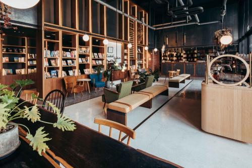 台南友爱街旅馆的藏有众多桌椅的图书馆