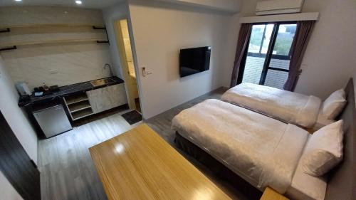 Huxi航空棧輕旅民宿的客厅配有沙发和桌子