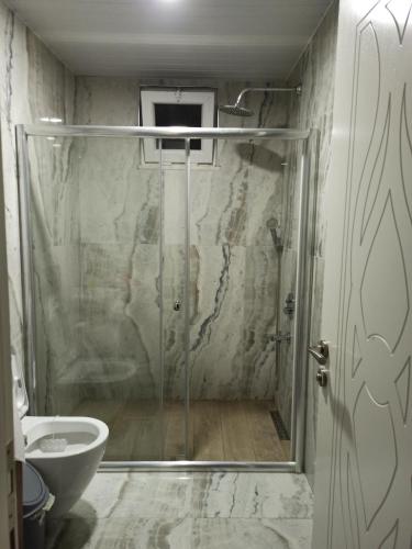 阿拉尼亚Sunset villa的浴室里设有玻璃门淋浴