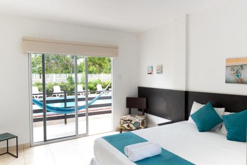 奥隆Ocean Blue Hotel的一间卧室设有一张床和一个滑动玻璃门