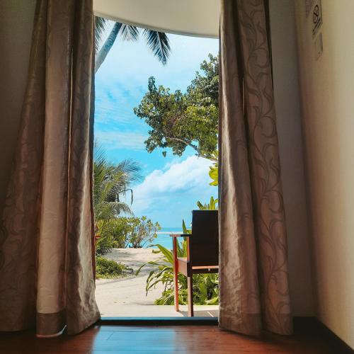 弗里德胡Thundi Sea View的客房设有可欣赏海滩景致的窗户。