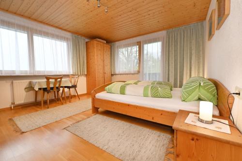 比尔塞贝格Haus Valuga的卧室配有床、桌子和窗户。