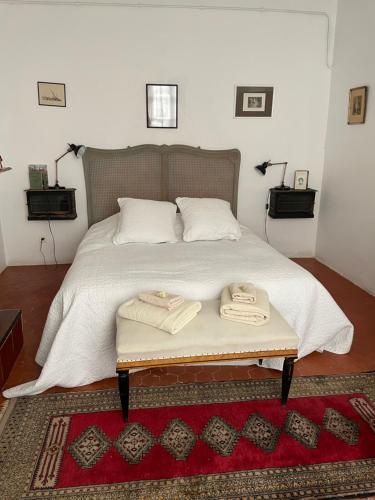 穆斯捷-圣玛丽帕提库里尔德斯鲁米尔莱斯公寓的一间卧室配有一张床,上面有两条毛巾