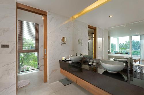 Splash Beach Resort, Maikhao Phuket - SHA Extra Plus的一间浴室