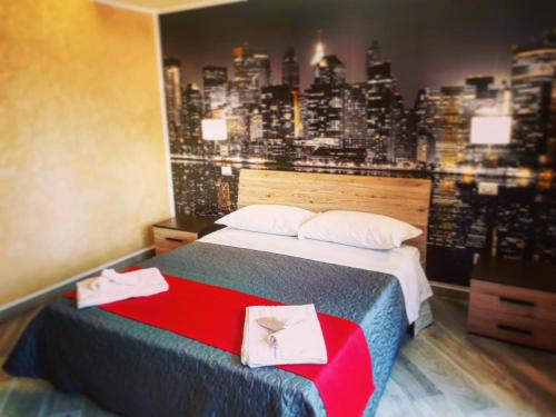 坎波巴索Central Campobasso的酒店客房享有城市美景,配有一张床