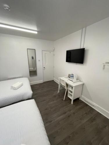 利物浦County road rooms的客房设有1张床、1张办公桌和1台电视。