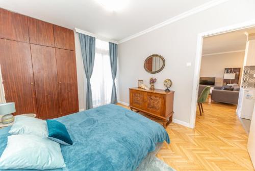 巴尔City center de Lux apartment的一间卧室配有一张蓝色的床和木制床头板