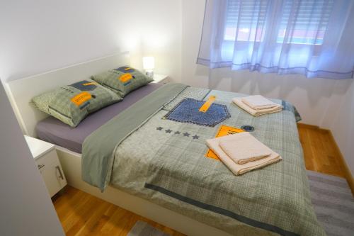 索科矿泉村Apartman Alegro的一间卧室配有一张床,上面有两条毛巾
