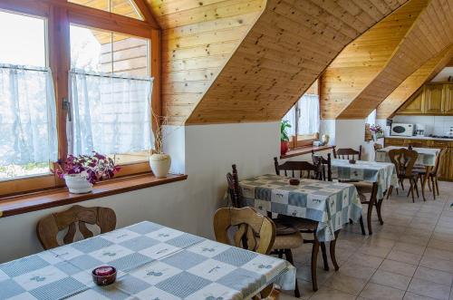 根尼斯迪亚斯博德哈兹旅馆的用餐室设有桌椅和窗户。