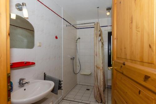 沙普罗德2-Personen-Appartement-in-Schaprode的一间带水槽和淋浴的浴室