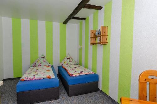 沙普罗德2-Personen-Appartement-in-Schaprode的绿白带的客房内的两张床