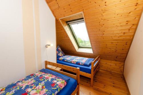 沙普罗德Ferienwohnung-auf-Ruegen-fuer-3-Erwachsene-und-1-Kind的小房间设有床和窗户
