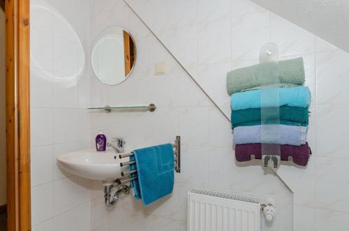 沙普罗德3-Raum-FeWo-auf-Ruegen-fuer-4-Personen的白色的浴室设有水槽和毛巾。