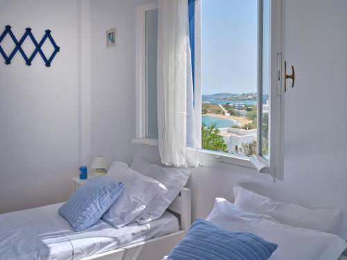 皮索利瓦迪Chloe home的客房设有两张床和一个美景窗户。
