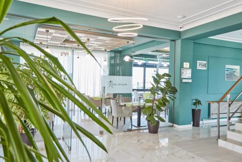 北马马亚-讷沃达里Hotel Excelsior Mamaia Nord的一间拥有蓝色墙壁和植物的会议室