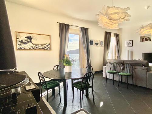 萨莱诺Bright Apartment with Sea View Balcony的客厅配有桌子和沙发