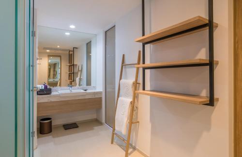奥南海滩Centara Ao Nang Beach Resort & Spa Krabi - SHA Plus的一间带水槽和镜子的浴室