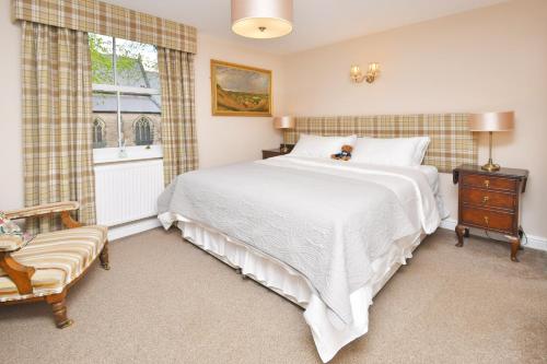 利克The Fountain Inn的卧室设有一张白色大床和一扇窗户。
