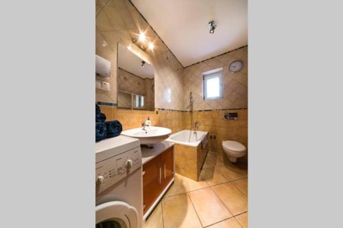 弗罗茨瓦夫Przyjazne mieszkanie w kamienicy blisko centrum的一间带水槽和卫生间的浴室