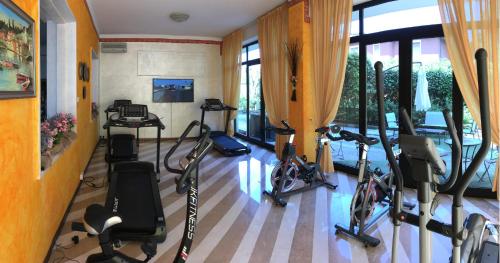 代森扎诺-德尔加达阿斯托里亚酒店的健身房,提供自行车和健身器材