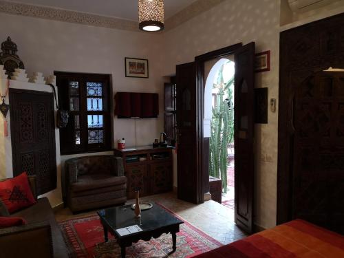 东方魅力摩洛哥住宅酒店 - 仅限成人的休息区